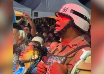 Vídeo: policial viraliza ao cantar Edson Gomes em aniversário de cidade: “Sou o incendiário do sistema”