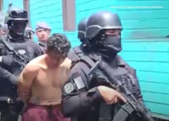 AP – Bandido conduzido à delegacia toma arma e mata policial, rouba moto na fuga e faz família refém