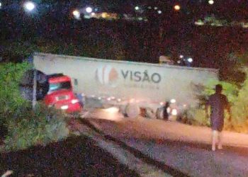 Carreta interdita BR-410 em Tucano; tráfego está bloqueado nos dois sentidos e sem previsão de liberação