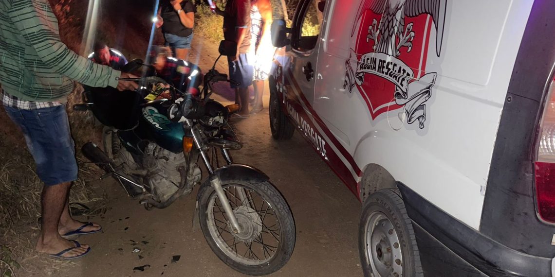 Jovem fica em estado grave após se envolver em acidente de moto em estrada vicinal