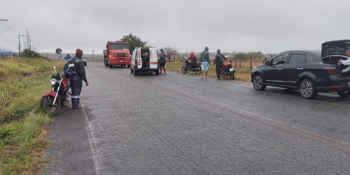 Casal fica ferido em acidente na BA 411 após corrente de moto se soltar