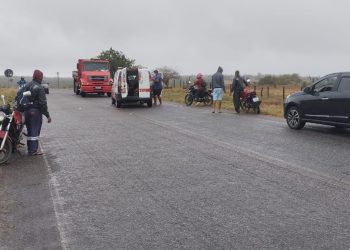 Casal fica ferido em acidente na BA 411 após corrente de moto se soltar