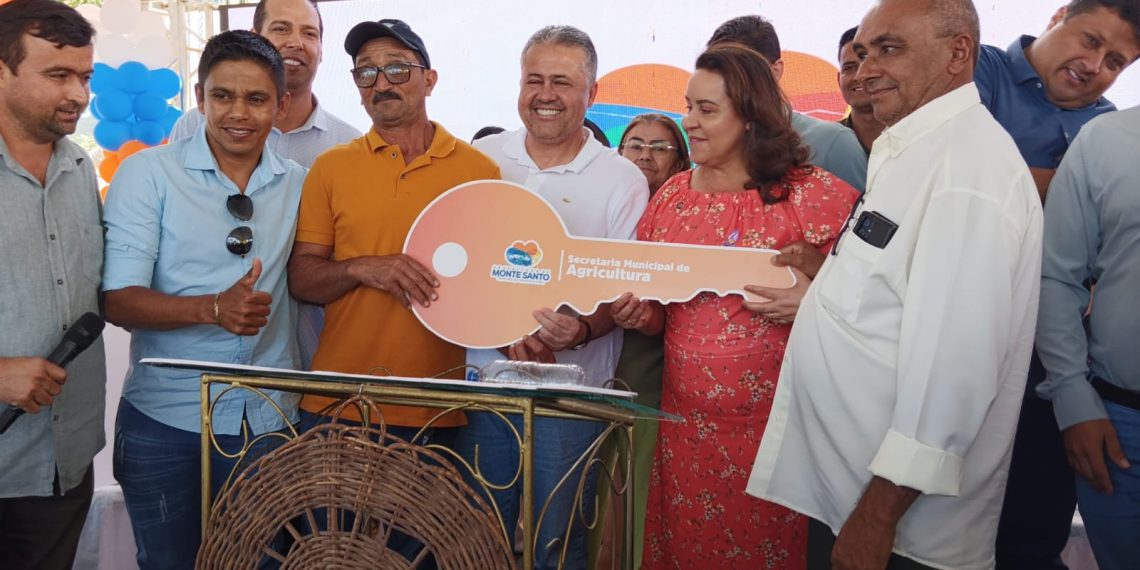 Monte Santo II – Deputado Alex da Piatã participa da entrega de tratores e anuncia emendas para pavimentações de três comunidades rurais