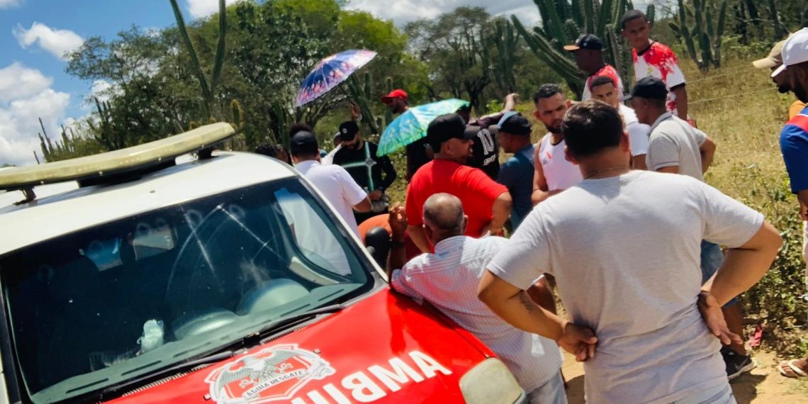 Jovem tem ferimento gravíssimo em um dos pés após colisão de moto com carro em estrada vicinal