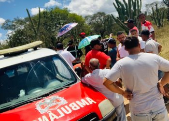 Jovem tem ferimento gravíssimo em um dos pés após colisão de moto com carro em estrada vicinal