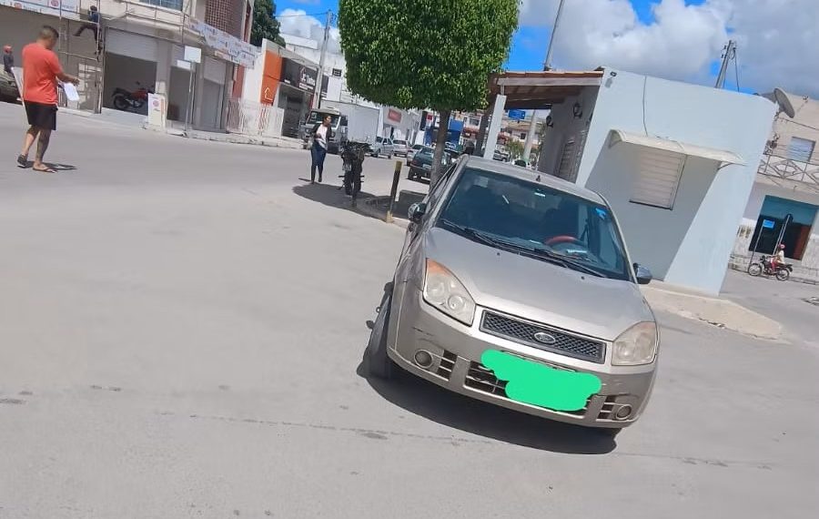 Criança de 5 anos fica gravemente ferida em acidente entre moto e carro