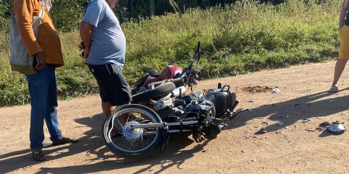 Colisão envolvendo duas motocicletas deixa condutores com ferimentos graves