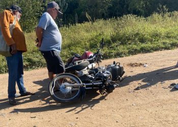 Colisão envolvendo duas motocicletas deixa condutores com ferimentos graves