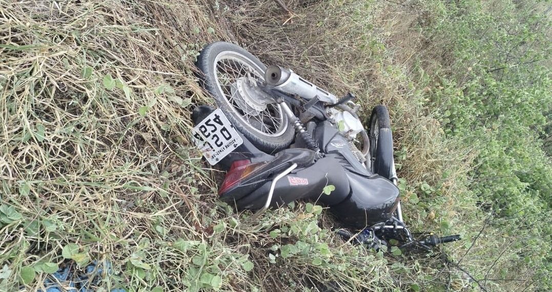 Colisão envolvendo duas motos deixa três pessoas feridas na BA 120. As vítimas são primo e primas