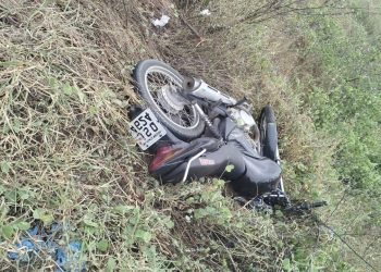 Colisão envolvendo duas motos deixa três pessoas feridas na BA 120. As vítimas são primo e primas