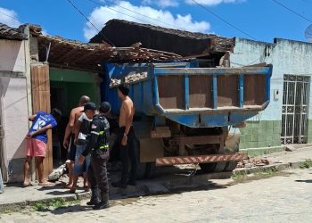 Caçamba bate em moto e logo em seguida invade duas casas; motorista ficou ferido