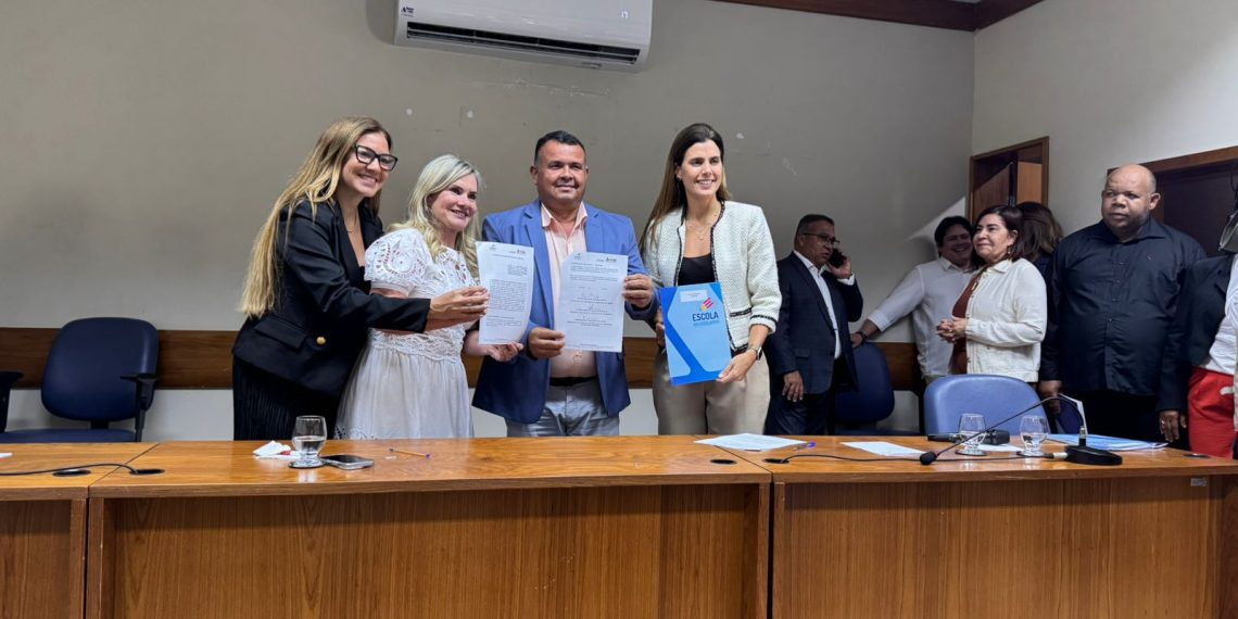 Câmara de Queimadas assina acordo para aperfeiçoar qualificação de vereadores e servidores