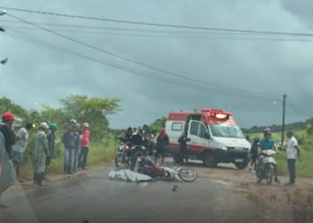 Homem morre na BA 220 após perder o controle da moto e cair debaixo de caminhão