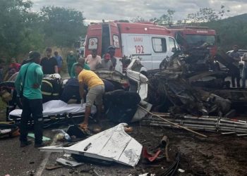 Colisão entre carreta e caminhão deixa rastro de destruição próximo ao contorno de Caém