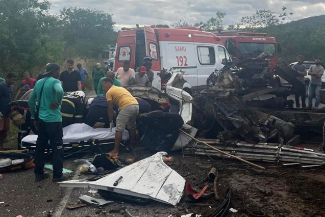 Colisão entre carreta e caminhão deixa rastro de destruição próximo ao contorno de Caém