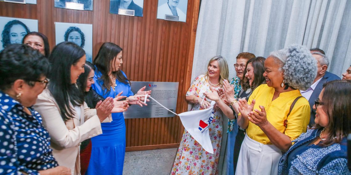 Ivana Bastos reinaugura Galeria homenageando contribuição histórica de deputadas e ex-deputadas