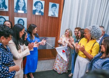 Ivana Bastos reinaugura Galeria homenageando contribuição histórica de deputadas e ex-deputadas