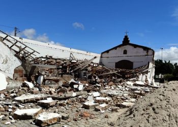 Igreja Católica desaba em povoado de Conceição do Coité; parede do altar com imagem de Cristo permanece intacta