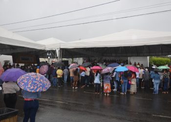 Sob chuva, Jerônimo entrega equipamentos em Ipecaetá e assina ordem de serviço para outras