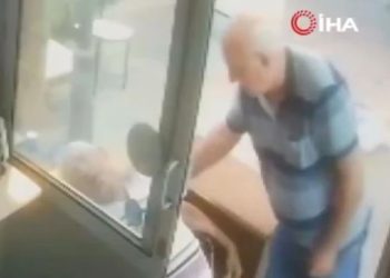 Taxista infarta ao socorrer colega que estava tendo parada cardíaca e os dois morrem (vídeo)