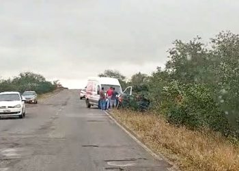 Van colide com carro de passeio na BA 120, após tentar se livrar de buraco