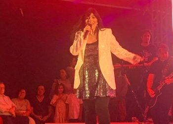 Shows pelo Dia do Evangélico lotam praça de Nordestina: ‘Manifestação de fé’, diz Fernanda Brum