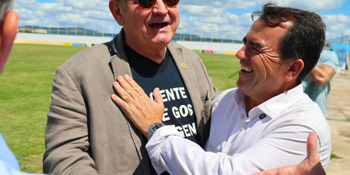 Senador Ângelo Coronel visita Barrocas e anuncia retroescavadeira para agricultores