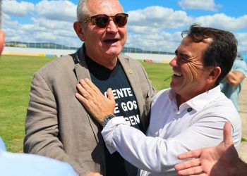 Senador Ângelo Coronel visita Barrocas e anuncia retroescavadeira para agricultores