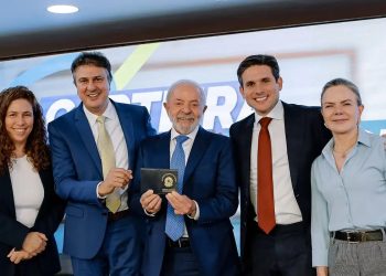 Lula sanciona lei que cria Carteira Nacional do Professor