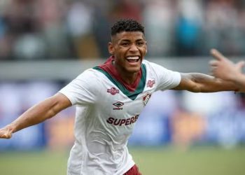 Em jogo de duas expulsões, Vitória perde para o Fluminense no Barradão