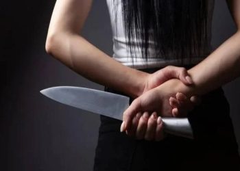 Moradora ameaça equipe da Embasa durante corte de água