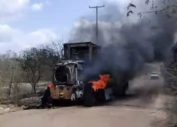 Patrol da Prefeitura pega fogo em estrada para o distrito Pereira; suspeita é de pane elétrica