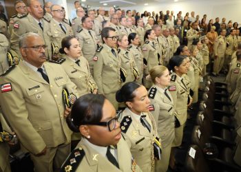 Governador sanciona leis para criação de novos comandos e promove oficiais da Polícia Militar