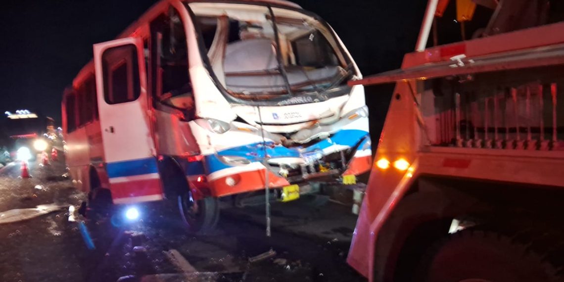 Ônibus do TFD de Canudos sofre acidente na BR 324 a caminho de Salvador