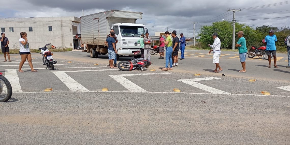Vídeo – Dois jovens ficam gravemente feridos em colisão envolvendo motocicleta e caminhão baú