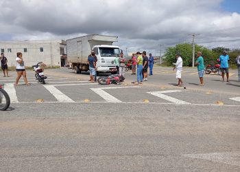 Vídeo – Dois jovens ficam gravemente feridos em colisão envolvendo motocicleta e caminhão baú