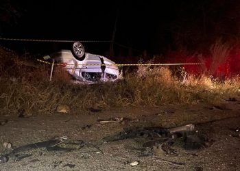 Colisão envolvendo bitrem e Voyage deixa uma vítima fatal na BR 324