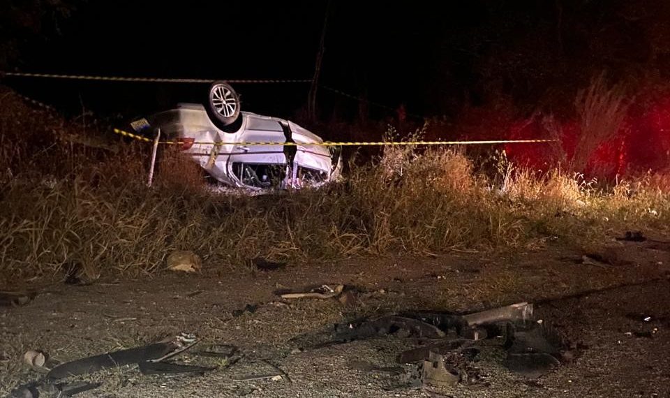 Colisão envolvendo bitrem e Voyage deixa uma vítima fatal na BR 324