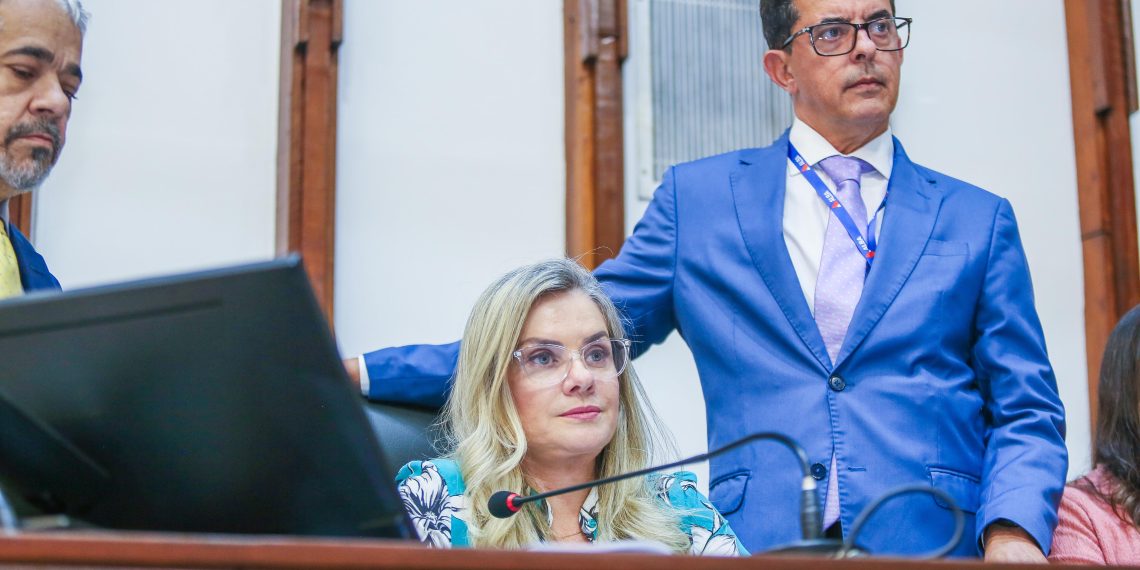 Projeto dos precatórios dos professores é aprovado em regime de urgência pela ALBA e presidente da Assembleia comemora o resultado