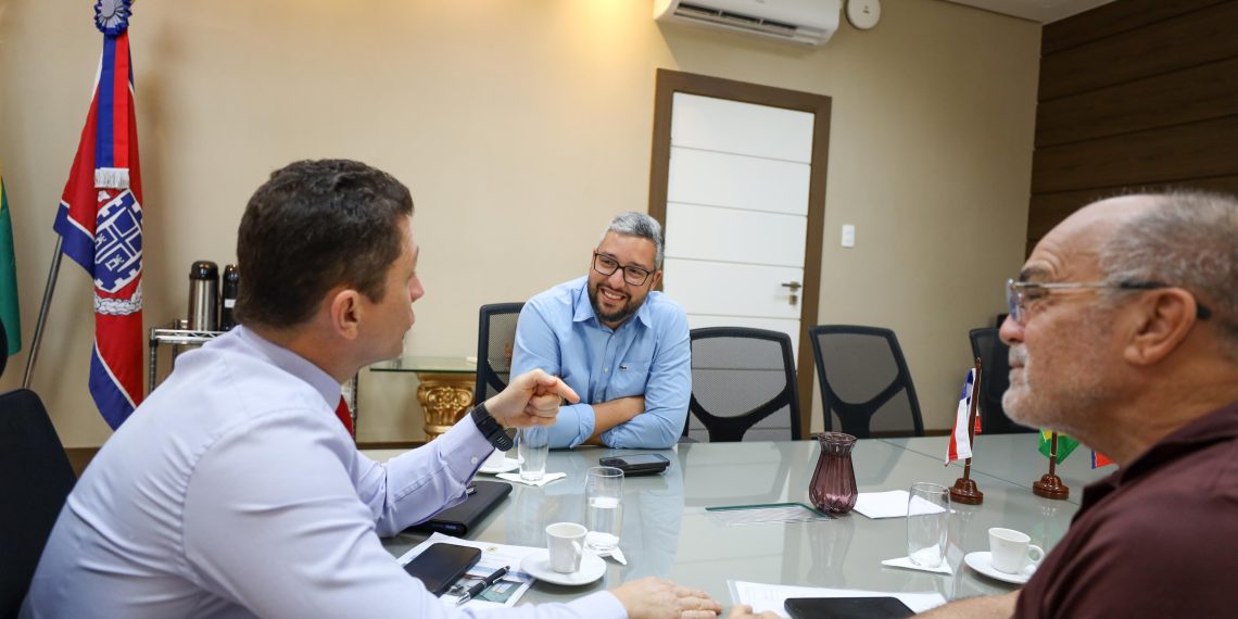 Prefeito de Nova Soure e chefe de gabinete do deputado Alex da Piatã participam de audiência com delegado-geral sobre Central de Flagrantes Online