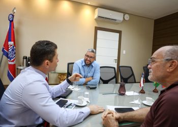 Prefeito de Nova Soure e chefe de gabinete do deputado Alex da Piatã participam de audiência com delegado-geral sobre Central de Flagrantes Online