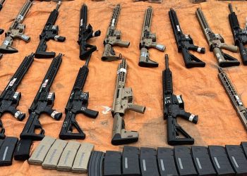 Polícia Civil apreende 22 fuzis e tabletes de cocaína