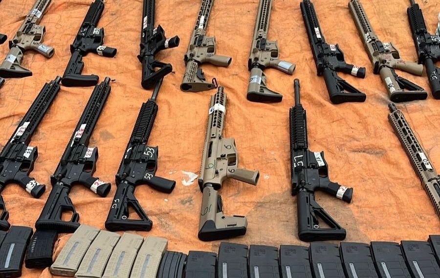 Polícia Civil apreende 22 fuzis e tabletes de cocaína