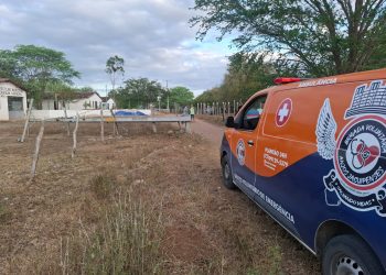 Homem morre eletrocutado ao tentar sinalizar área de risco após carro danificar poste