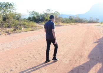 ACM Neto denuncia obra incompleta no interior da Bahia: ‘Jerônimo prometeu 30 km de estrada, mas só construiu 1km’