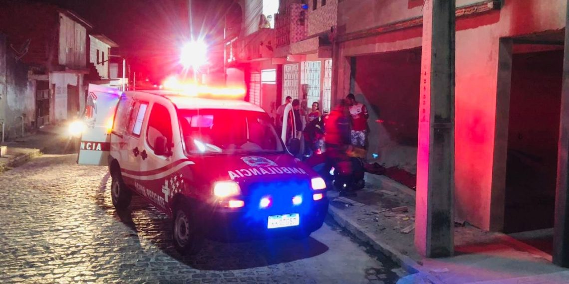 Motociclista fica ferido após colidir em parede de casa