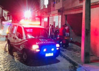 Motociclista fica ferido após colidir em parede de casa