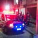 Motociclista fica ferido após colidir em parede de casa