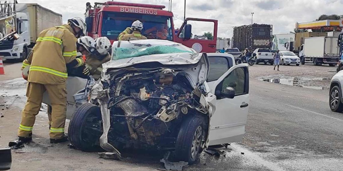 Acidente na BR-101 deixa uma mulher morta e três feridos