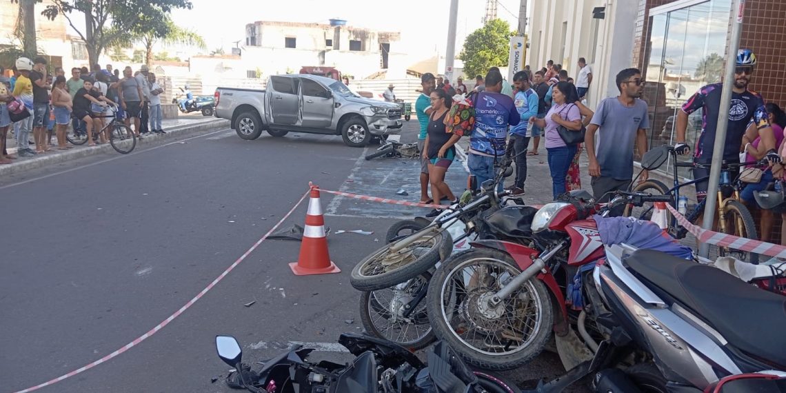 Caminhonete desgovernada atinge motociclista, mulher com filha no colo e várias motocicletas estacionadas em frente de academia